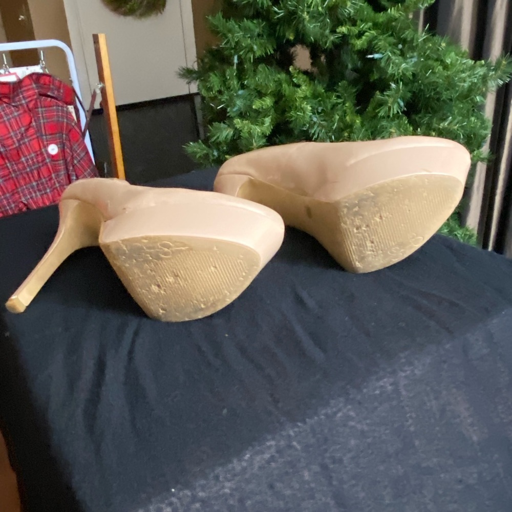 Jessica Simpson Beige Patent Leather 5 inch Pump / Worn 4-5x. No Box
